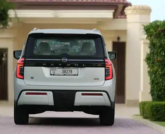 Nissan Patrol 2025 beschikbaar voor verhuur in Dubai, met een kilometerlimiet van 250 km/dag.