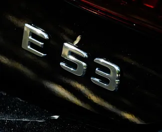 Interieur van Mercedes-Benz E53 AMG te huur in de VAE. Een geweldige auto met 4 zitplaatsen en een Automatisch transmissie.