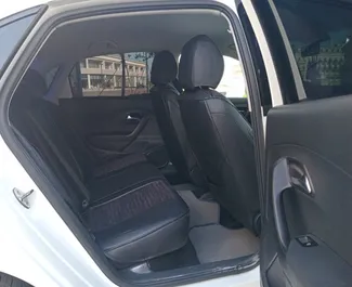 Interieur van Volkswagen Polo Sedan te huur in Azerbeidzjan. Een geweldige auto met 5 zitplaatsen en een Automatisch transmissie.