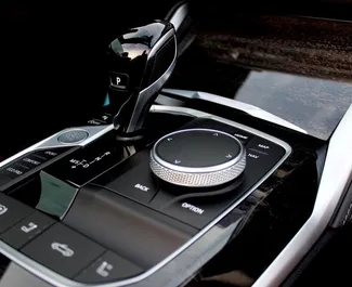 BMW 420i Cabrio 2023 beschikbaar voor verhuur in Dubai, met een kilometerlimiet van 250 km/dag.