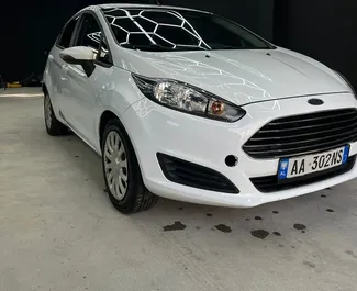 Interieur van Ford Fiesta te huur in Albanië. Een geweldige auto met 5 zitplaatsen en een Automatisch transmissie.