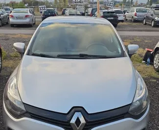 Vooraanzicht van een huurauto Renault Clio 4 op luchthaven Sofia, Bulgarije ✓ Auto #15384. ✓ Transmissie Handmatig TM ✓ 0 beoordelingen.