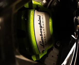 Lamborghini Urus 2025 beschikbaar voor verhuur in Dubai, met een kilometerlimiet van 250 km/dag.