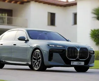 Vooraanzicht van een huurauto BMW 735i in Dubai, Verenigde Arabische Emiraten ✓ Auto #15325. ✓ Transmissie Automatisch TM ✓ 0 beoordelingen.