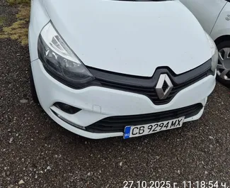 Vooraanzicht van een huurauto Renault Clio 4 op luchthaven Sofia, Bulgarije ✓ Auto #15383. ✓ Transmissie Handmatig TM ✓ 0 beoordelingen.