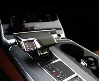 Audi A6 Allroad 2024 beschikbaar voor verhuur in Dubai, met een kilometerlimiet van onbeperkt.