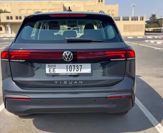 Interieur van Volkswagen Tiguan te huur in de VAE. Een geweldige auto met 5 zitplaatsen en een Automatisch transmissie.