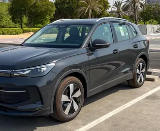 Volkswagen Tiguan 2025 beschikbaar voor verhuur in Dubai, met een kilometerlimiet van 150 km/dag.