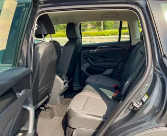 Vooraanzicht van een huurauto Volkswagen Tiguan in Dubai, Verenigde Arabische Emiraten ✓ Auto #12264. ✓ Transmissie Automatisch TM ✓ 0 beoordelingen.