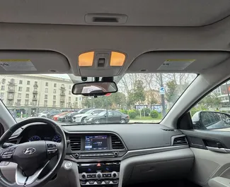 Benzine motor van 2,0L van Hyundai Elantra 2019 te huur in Tbilisi.