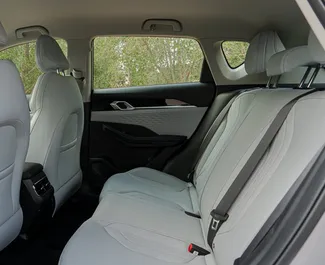 Geely Coolray 2026 beschikbaar voor verhuur in Dubai, met een kilometerlimiet van 200 km/dag.