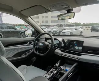 Interieur van Geely Coolray te huur in de VAE. Een geweldige auto met 5 zitplaatsen en een Automatisch transmissie.