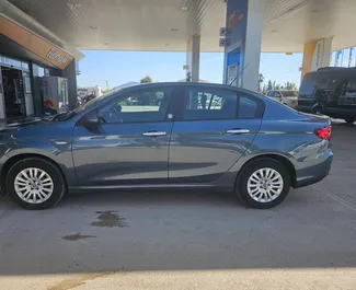 Vooraanzicht van een huurauto Fiat Egea Luchthaven Dalaman, Turkije ✓ Auto #15280. ✓ Transmissie Handmatig TM ✓ 0 beoordelingen.