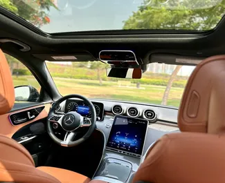 Interieur van Mercedes-Benz C300 Coupe te huur in de VAE. Een geweldige auto met 5 zitplaatsen en een Automatisch transmissie.