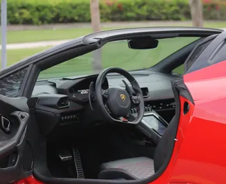 Benzine motor van 5,2L van Lamborghini Huracan Perfomante Spider 2024 te huur in Dubai.