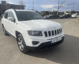 Vooraanzicht van een huurauto Jeep Compass in Tbilisi, Georgië ✓ Auto #15306. ✓ Transmissie Automatisch TM ✓ 1 beoordelingen.