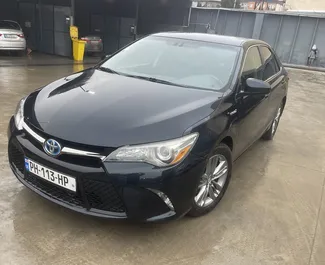 Vooraanzicht van een huurauto Toyota Camry in Tbilisi, Georgië ✓ Auto #15317. ✓ Transmissie Automatisch TM ✓ 0 beoordelingen.