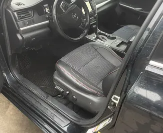 Verhuur Toyota Camry. Comfort, Premium Auto te huur in Georgië ✓ Borg van Zonder Borg ✓ Verzekeringsmogelijkheden TPL, CDW, FDW, Jonge.