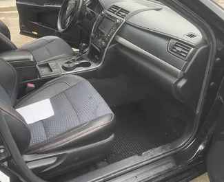 Hybride motor van 2,5L van Toyota Camry 2016 te huur in Tbilisi.