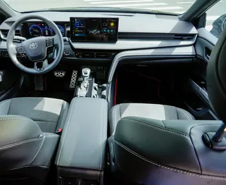 Benzine motor van 2,0L van Toyota Camry 2024 te huur in Jerevan.