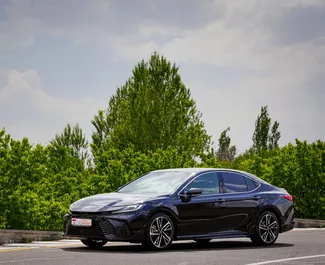 Vooraanzicht van een huurauto Toyota Camry in Jerevan, Armenië ✓ Auto #15308. ✓ Transmissie Automatisch TM ✓ 0 beoordelingen.