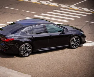 Toyota Camry 2024 beschikbaar voor verhuur in Jerevan, met een kilometerlimiet van onbeperkt.