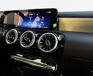 Interieur van Mercedes-Benz CLA-Class te huur in de VAE. Een geweldige auto met 5 zitplaatsen en een Automatisch transmissie.