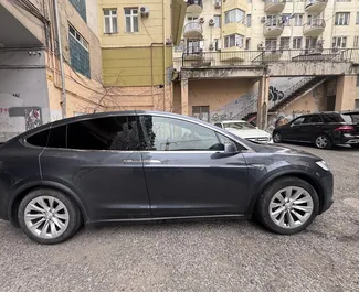 Vooraanzicht van een huurauto Tesla Model-X in Tbilisi, Georgië ✓ Auto #15272. ✓ Transmissie Automatisch TM ✓ 0 beoordelingen.