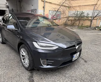 Tesla Model-X 2016 beschikbaar voor verhuur in Tbilisi, met een kilometerlimiet van onbeperkt.