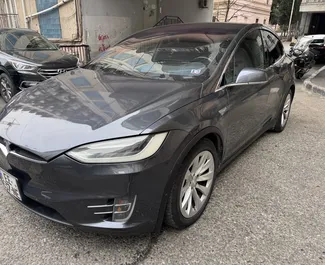 Interieur van Tesla Model-X te huur in Georgië. Een geweldige auto met 8 zitplaatsen en een Automatisch transmissie.