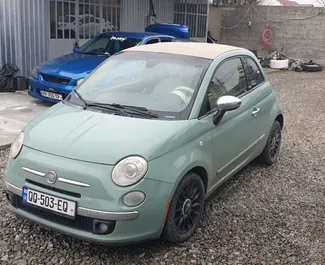 Vooraanzicht van een huurauto Fiat 500 Cabrio in Tbilisi, Georgië ✓ Auto #15273. ✓ Transmissie Automatisch TM ✓ 0 beoordelingen.