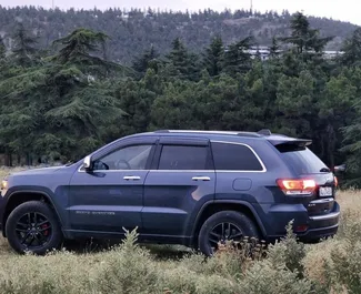 Vooraanzicht van een huurauto Jeep Grand Cherokee in Tbilisi, Georgië ✓ Auto #15276. ✓ Transmissie Automatisch TM ✓ 0 beoordelingen.