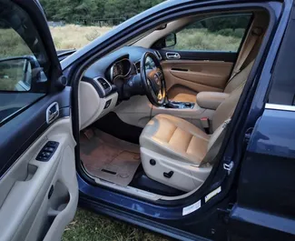 Verhuur Jeep Grand Cherokee. Comfort, Premium, SUV Auto te huur in Georgië ✓ Borg van Borg van 300 GEL ✓ Verzekeringsmogelijkheden TPL.