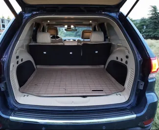 Benzine motor van 3,6L van Jeep Grand Cherokee 2020 te huur in Tbilisi.