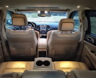 Jeep Grand Cherokee 2020 beschikbaar voor verhuur in Tbilisi, met een kilometerlimiet van onbeperkt.