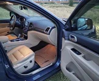 Interieur van Jeep Grand Cherokee te huur in Georgië. Een geweldige auto met 5 zitplaatsen en een Automatisch transmissie.