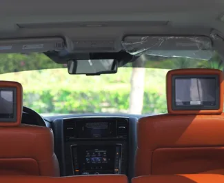 Interieur van Nissan Patrol te huur in de VAE. Een geweldige auto met 7 zitplaatsen en een Automatisch transmissie.