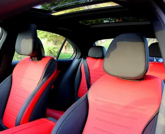 Interieur van Mercedes-Benz C200 te huur in de VAE. Een geweldige auto met 5 zitplaatsen en een Automatisch transmissie.