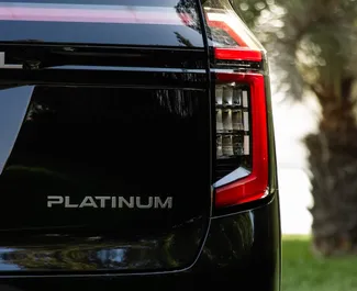 Interieur van Nissan Patrol te huur in de VAE. Een geweldige auto met 7 zitplaatsen en een Automatisch transmissie.