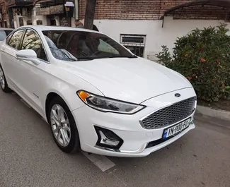 Vooraanzicht van een huurauto Ford Fusion Sedan in Tbilisi, Georgië ✓ Auto #15307. ✓ Transmissie Automatisch TM ✓ 0 beoordelingen.