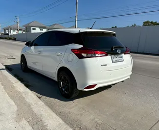 Toyota Yaris 2020 beschikbaar voor verhuur op luchthaven Bangkok Suvarnabhumi, met een kilometerlimiet van onbeperkt.