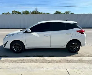 Interieur van Toyota Yaris te huur in Thailand. Een geweldige auto met 5 zitplaatsen en een Automatisch transmissie.
