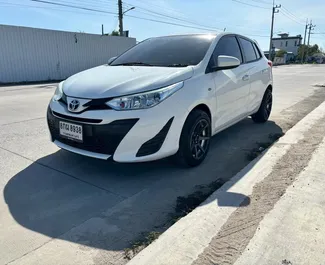 Toyota Yaris 2020 met Aandrijving achteraan systeem, beschikbaar op luchthaven Bangkok Suvarnabhumi.