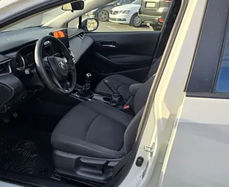 Benzine motor van 1,8L van Toyota Corolla Sedan 2020 te huur in Tbilisi.