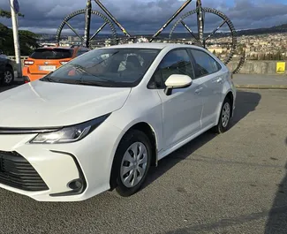 Vooraanzicht van een huurauto Toyota Corolla Sedan in Tbilisi, Georgië ✓ Auto #15311. ✓ Transmissie Handmatig TM ✓ 0 beoordelingen.