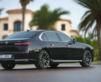 BMW 735i 2025 beschikbaar voor verhuur in Dubai, met een kilometerlimiet van 250 km/dag.