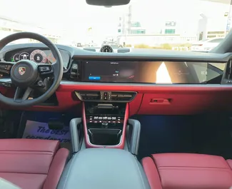 Benzine motor van L van Porsche Cayenne 2025 te huur in Dubai.