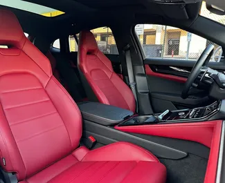 Porsche Panamera 2025 met Vooraandrijving systeem, beschikbaar in Dubai.