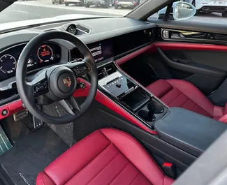 Interieur van Porsche Panamera te huur in de VAE. Een geweldige auto met 4 zitplaatsen en een Automatisch transmissie.