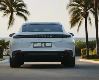 Benzine motor van L van Porsche Panamera 2025 te huur in Dubai.
